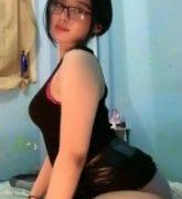 Lia Goyang enak diatas bantal mendesah
